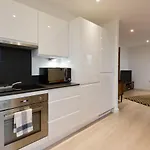 2-Bed Apartment Only 15 Mins From Central London