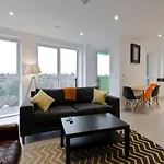 2-Bed Apartment Only 15 Mins From Central London