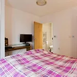 2-Bed Apartment Only 15 Mins From Central London