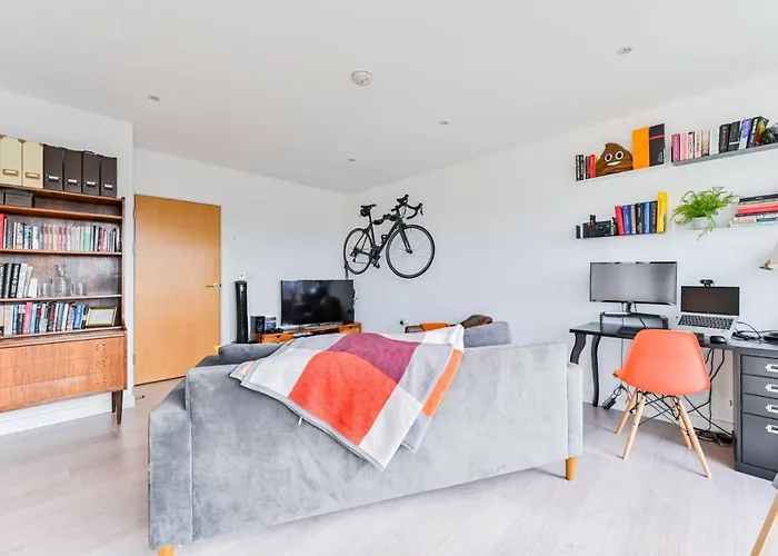 2-Bed Apartment Only 15 Mins From Central London